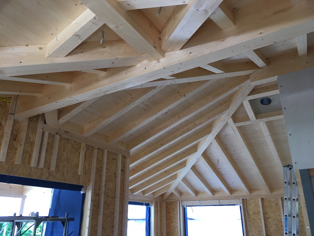 Sichtbarer Dachstuhl in Holz
